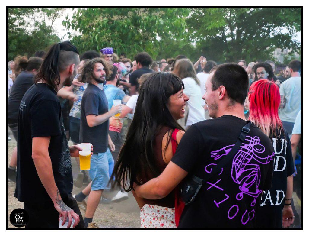 Festival Musique Live -oui art Photographie en couleur de festivaliers en concert plein air