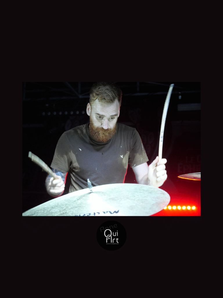 batteur de La Jungle Band sur la scène du festival Belgique Sonique