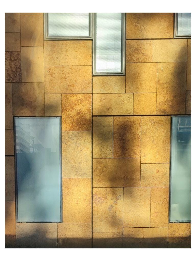 Vision fenêtres où se reflètent les bruits de la ville en ombres et lumières