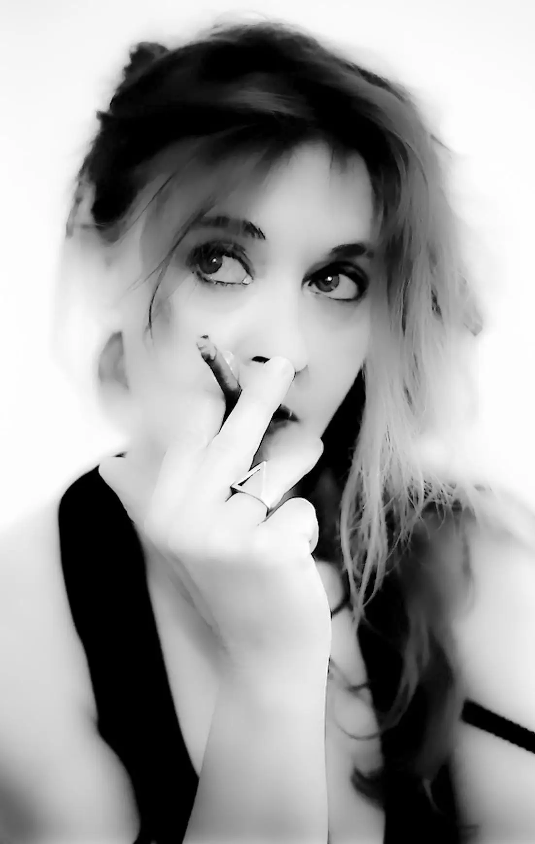 portrait photographique artistique femme fume le cigare