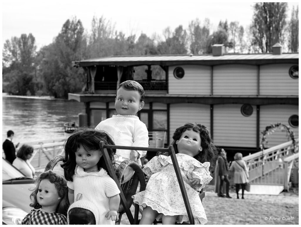 Foire à la brocante d’Orléans sur les bords de Loire avec stands d’antiquités et poupées anciennes