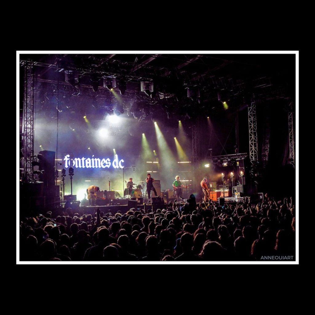 Photo de scène festival musique avec le groupe rock Fontaines DC