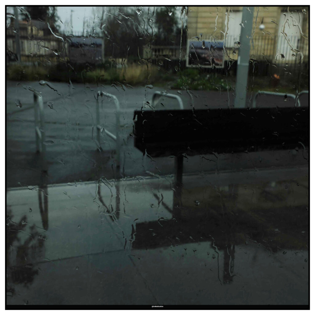 ambiance de rue de la ville de Bordeaux sous la pluie