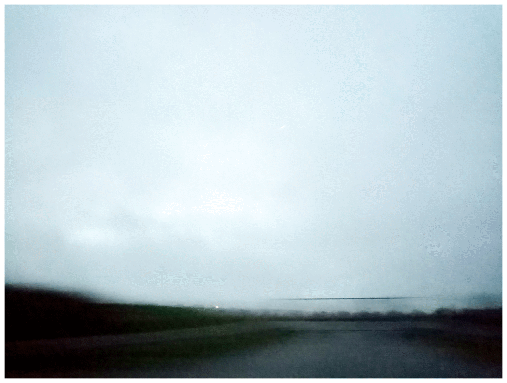 Image paysage. Ligne d’horizon floue au crépuscule, ciel et mer fusionnent dans une lumière douce, silence suspendu.