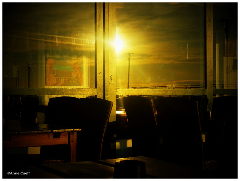 Photographie prise dans un café au Cap Ferret ambiance cinématographique