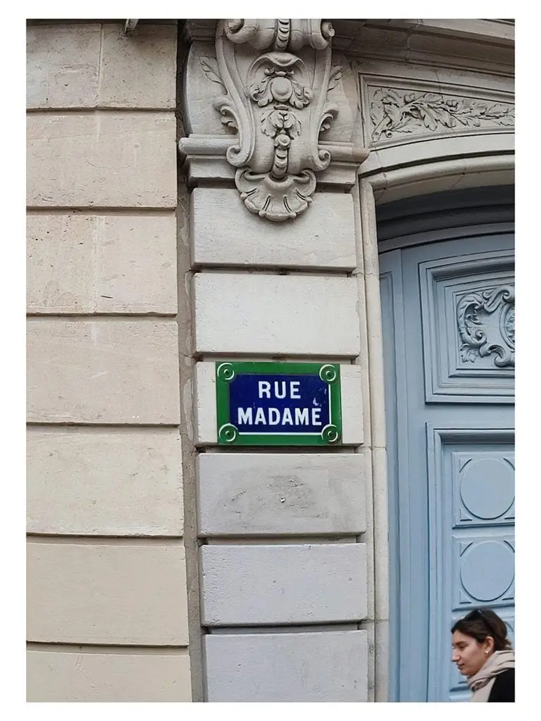 Vue de la rue Madame à Paris quartier de l'Odéon et Notre Dame des Champs dans le 6e arrondissement.