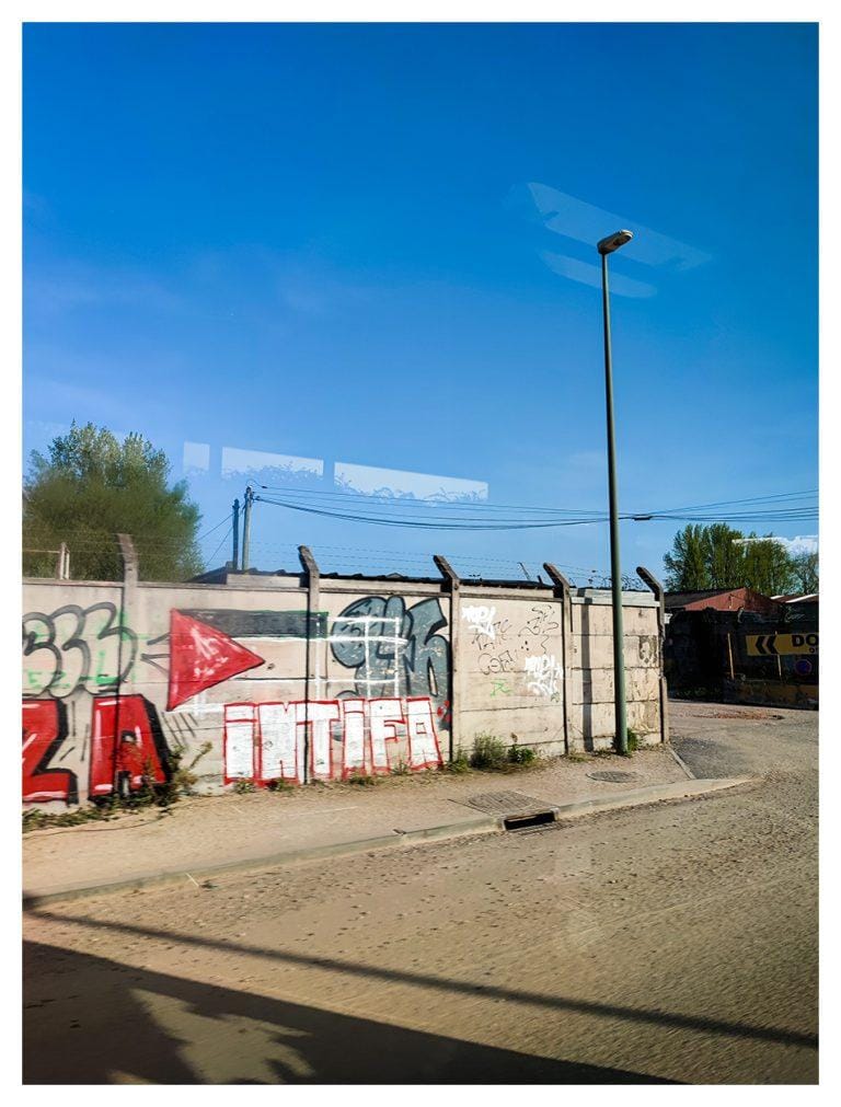 Photographie urbaine fils électriques au croisement d'un lampadaire et quelques ombres au tournant.