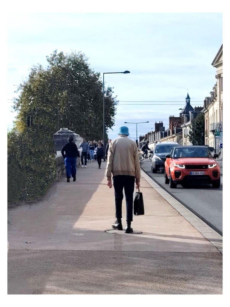 Prise de vue d'un homme de dos marchant dans la ville, inspirée des films de Jacques Tati version 2025