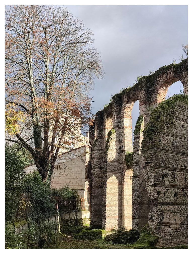 Photo d'un monument de Bordeaux : les arènes romaines « Les ruines du Palais Gallien ».