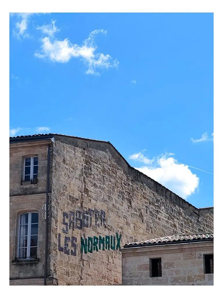 Message sur les murs en pierre Saboter les normaux