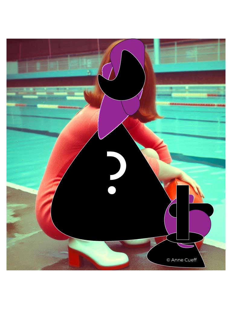 Art visuel : Figure féminine accroupie au bord de l’eau, ornée de tracés graphiques qui transforment son corps en icône de passage.