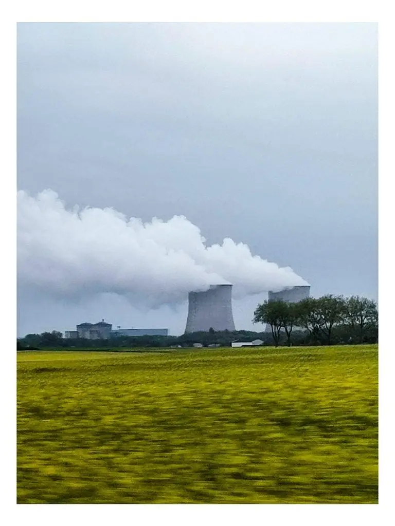 Vue du vent qui soulève des nuages de fumées industrielles en plein milieu des champs